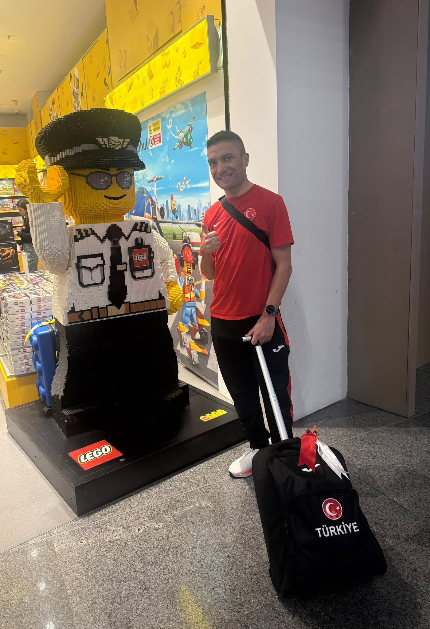İstanbul Havalimanı'nda LEGO pilot figürü yanında Mustafa Önder Atik
