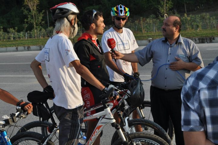 Karadeniz turu sırasında basına açıklama yaparken