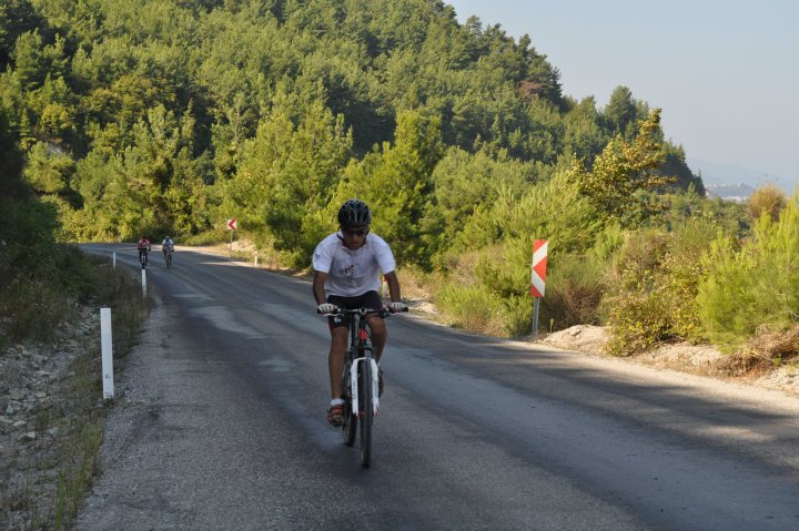 Karadeniz turunda yolda pedal çevirirken