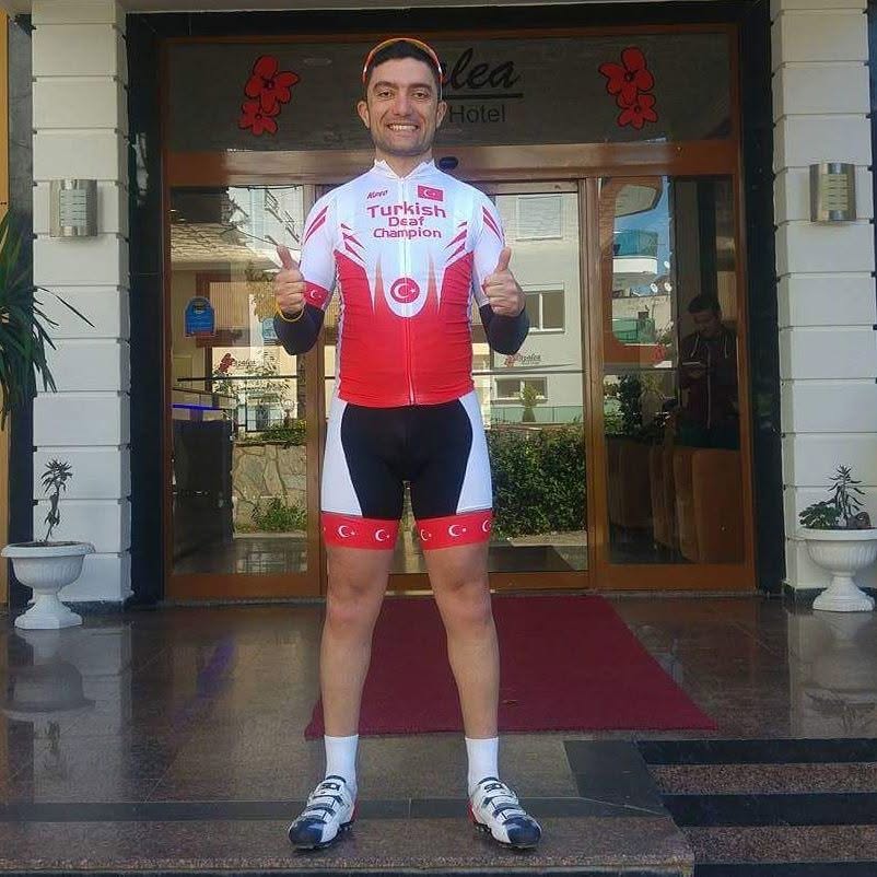 Milli takım kaptanlığı anısına otel önünde