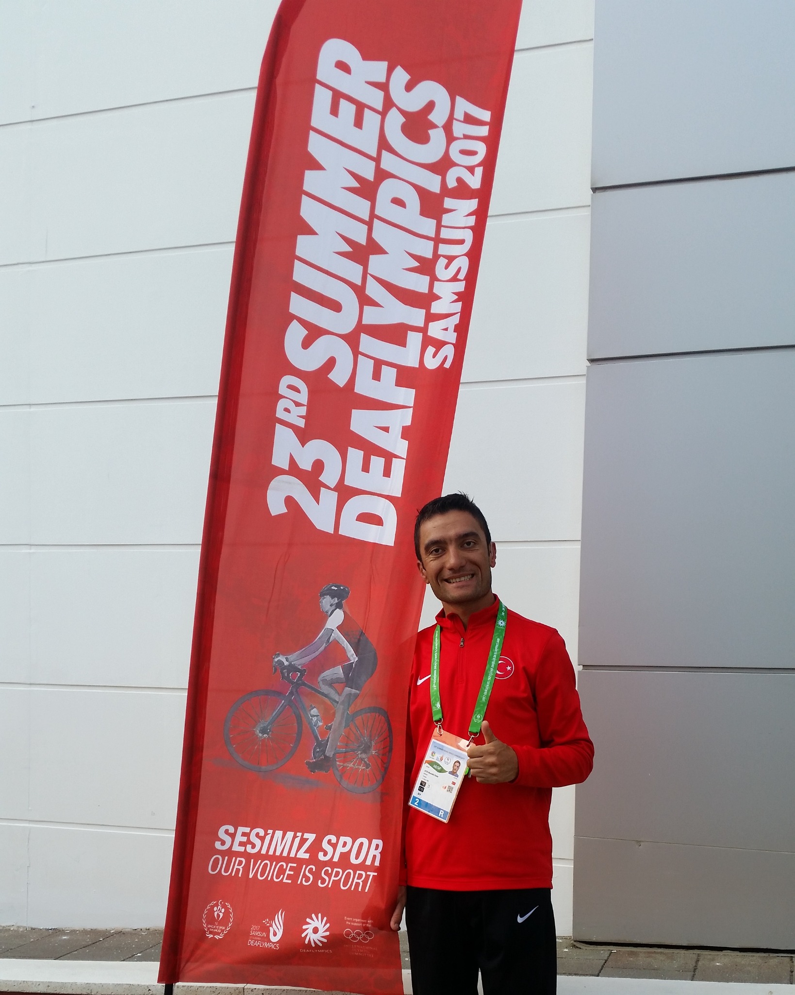 23. Yaz Deaflympics afişi önünde