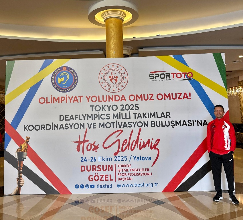 Tokyo 2025 motivasyon buluşması panosu önünde Mustafa Önder Atik