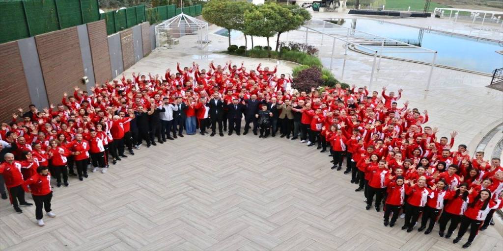 Tokyo 2025 milli takım sporcularının toplu fotoğrafı