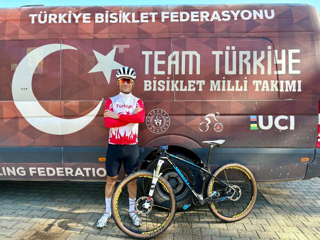 Team Türkiye Bisiklet Milli Takımı panosu önünde