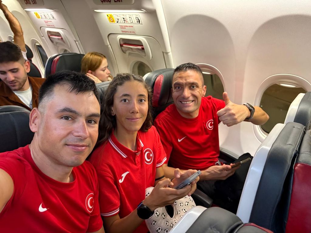 Tokyo yolculuğunda uçakta milli takım sporcuları