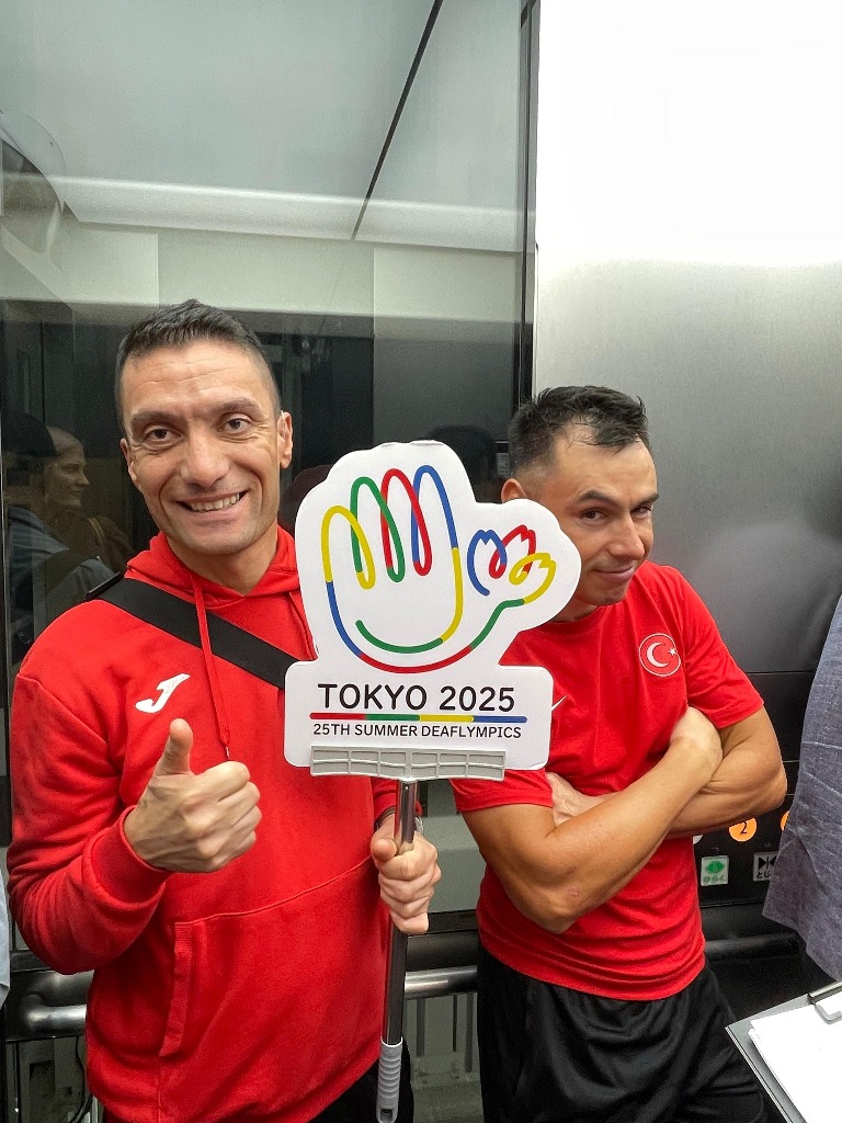 Tokyo 2025 logosuyla hatıra fotoğrafı