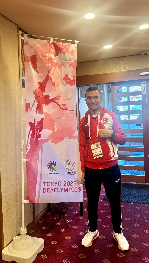 Tokyo 2025 tanıtım panosu önünde