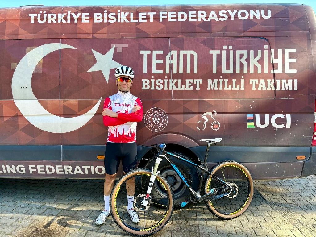 Mustafa Önder Atik, Türkiye Bisiklet Federasyonu milli takım aracının önünde